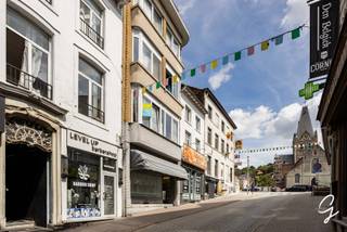 <p><strong>Handelszaak met verhuurpotentieel op topligging</strong></p>
<p>Dit veelzijdige gebouw voor gemengd gebruik is ideaal gelegen op de markt van Geraardsbergen, midden in het commerciële hart van de stad. Op het gelijkvloers bevindt zich een handelszaak met uitstekende zichtbaarheid en passage. De woning zelf omvat 2badkamers, keuken en vijf slaapkamers, wat ruime mogelijkheden biedt voor kamer- of residentiële verhuur.<br />Dankzij de aanwezige lift is het pand bovendien vlot toegankelijk.<br />Een unieke opportuniteit voor wie wonen, ondernemen en investeren wil combineren op een centrale ligging.</p>
<p>Interesse? Contacteer Katrien vandaag nog voor een persoonlijke rondleiding.<br />0473/42.76.99 – katrien@cornelis-partners.be<br /><br /><strong>Bieden vanaf € 249.000</strong></p>