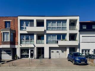 <p>Gelegen in <span>Willebroek</span>, op een toplocatie vlak bij het centrum, belangrijke invalswegen en diverse supermarkten, bevindt zich dit lichtrijke en instapklare appartement.</p><p>Bij het betreden komt u in de inkomhal die toegang biedt tot een ruime, open woonkamer. Dankzij de verschillende koepels en grote glaspartijen geniet deze leefruimte van een overvloed aan natuurlijk licht, wat zorgt voor een aangename en luchtige sfeer. De volledig uitgeruste keuken biedt alle hedendaags comfort.</p><p>De badkamer is praktisch ingericht met een toilet en een ligbad. Verder beschikt het appartement over twee volwaardige en ruime slaapkamers.</p><p>Extra troeven zijn het gezellige terras, de aanwezigheid van airconditioning en het feit dat het dak recent volledig werd vernieuwd. Op het gelijkvloers zijn er bovendien fietsenstaanplaatsen voorzien en beschikt u over een privatieve kelderruimte.</p><p>Een bijzonder interessant aspect van dit appartement is dat er geen maandelijkse syndicuskosten zijn, wat het niet alleen aantrekkelijk maakt voor eigen bewoning, maar ook als investering met een gunstig rendement.</p>