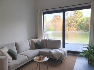 Ruim appartement van 103 m² op de 1ste verdieping in het voormalige Kuurhuis in het centrum van Waasmunster. Er is een lift in het gebouw. Dit klassevol appartement is ingedeeld als volgt : imposante <span>gemeenschappelijke inkomhal, eigen inkom, apart toilet, living, ingerichte keuken, berging, 2 slaapkamers, 1 badkamer, terras , gemeenschappelijke fietsenberging, 1 parkeerplaats voor 1 wagen en gemeenschappelijke tuin met vijver. Het is beschikbaar vanaf 15/12/2026. Huurprijs : 925 EUR + 100 GK per maand. EPC : label B, 156 kWh/m²jaar. Voor info of afspraak, gelieve een mail te sturen naar is.waasmunster@skynet.be of tel. 0495/733419.</span>