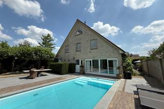 This surprisingly spacious villa is located in a fantastic location near the center of Hoogstraten. LayoutYou enter the villa through the entrance...