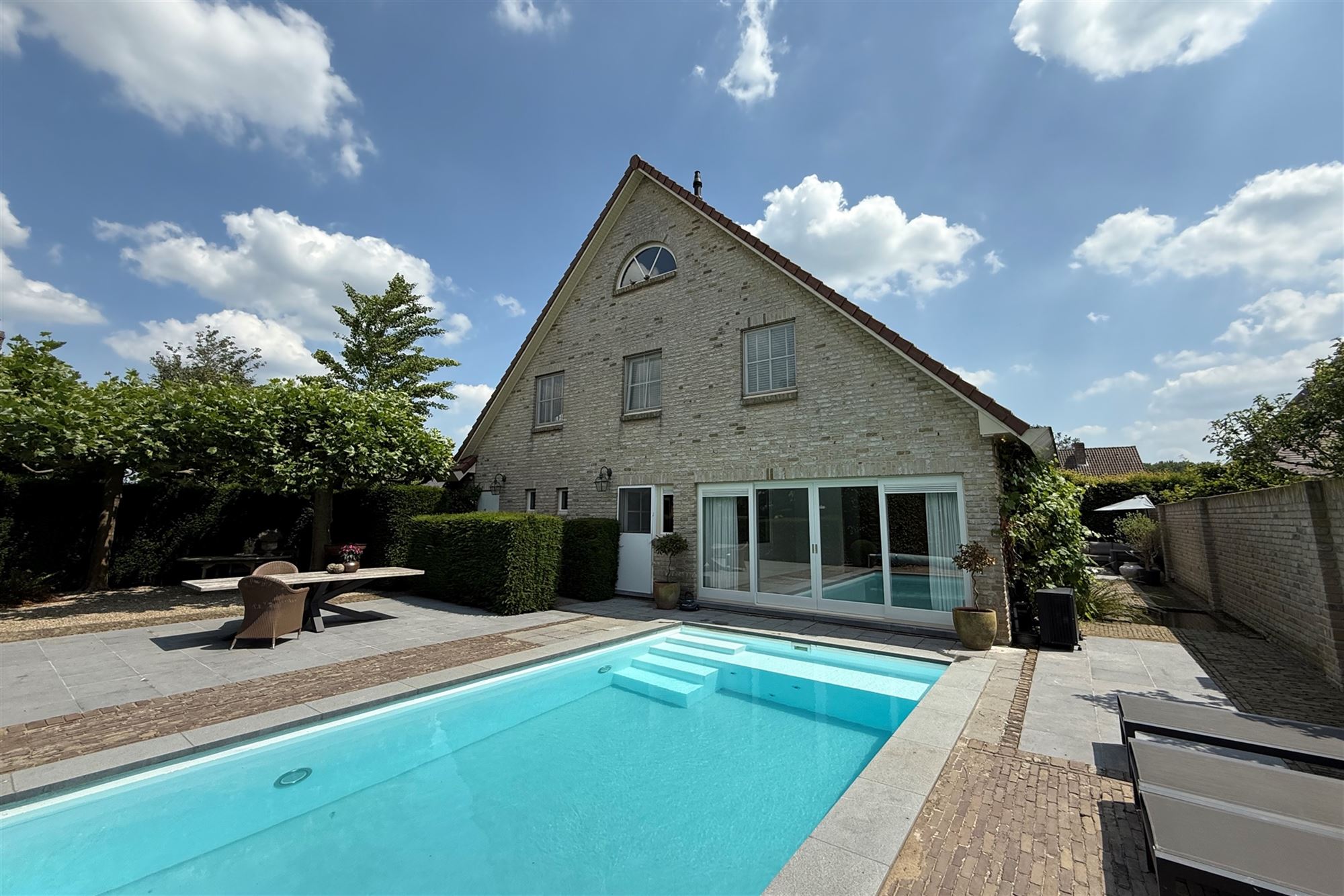 Spacious villa with pool in prime location near downtown - photo 2