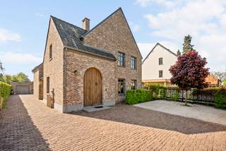 Deze prachtige open bebouwing uit 2008 verkeert in uitstekende staat van onderhoud en is volledig instapklaar. De woning is energiezuinig...