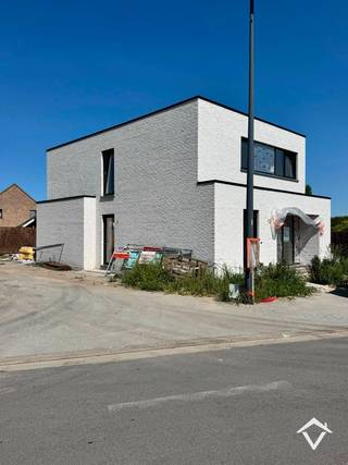 Deze nieuwbouwwoning is gelegen te Zande en bestaat uit: <br /><br />Gelijkvloers: inkomhal - gastentoilet - lichtrijke living met open ingerichte keuken - berging - bureau.<br /><br />Op 1ste verdieping: nachthal - afzonderlijk toilet - 3 slaapkamers - badkamer.<br /><br />troeven van deze woning: <br /><br />- rustige en centrale ligging, dichtbij Gistel en de kust<br />- energiezuinig<br />- kwalitatief en duurzaam afgewerkt<br />- 6% BTW mogelijk !<br /><br />EPC: Woning in aanbouw<br /><br />Prijs 495 000 € (exclusief registratierechten op de bouwgrond, exclusief BTW op de constructie, exclusief aansluitingskosten. Exclusief kosten landmeter, architect, .... ).