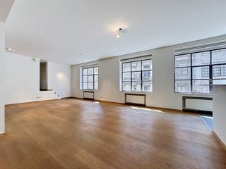 Te centrum Brussel, nabij het Muntplein, in de Leopoldstraat 7, charmant loft-appartement van ± 115 m², op de 2de verdieping van het "La Mondiale"-gebouw. Deze prachtige loft biedt:<br />- ruime woonkamer met open volledige ingerichte keuken,<br />- terras van ± 12 m²,<br />- slaapkamer, <br />- douchekamer, <br />- apart toilet, <br />- bureauruimte,<br />- kelder,<br />- ondergrondse parkeerplaats (+ 25.000 Euro),<br />- EPC: E, 233 kWu/(m²jaar).<br />Absolute aanrader voor een bezoek! <br /><br />Bestemming: Appartement<br />- Onroerend goed ingeschreven op de bewaarlijst / beschermd / procedure tot inschrijving of bescherming lopende: neen<br />- Verkavelingsvergunning: neen<br />- Onroerend goed gelegen in een voorkooprechtperimeter: neen<br />- Voorkeurrecht voor de huurder: neen