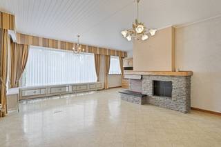 Bent u op zoek naar een appartement met mogelijkheden om volledig naar eigen smaak te renoveren? Dit hoekappartement, gelegen in de Campiniastraat...
