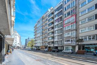 Ontdek dit lichtrijk en goed onderhouden appartement op de vierde verdieping van de Residentie Hilario te Oostende. Dit instapklare appartement geniet van een absolute toplocatie in het hart van het stadscentrum, met de zeedijk, het strand en alle nodige voorzieningen op wandelafstand.Indeling:- inkomhal voorzien van vestiairekast- leefruimte- keuken uitgerust met gasfornuis en spoeltafel- badkamer voorzien van een ligbad met douchescherm, badkamermeubel met dubbele lavabo, spiegelkast en aansluiting voor een wasmachine.- slaapkamer 1 (11m²) met toegang tot het terras- slaapkamer 2 ( 11m²)- terras (5m²)- berging- afzonderlijk toiletPluspunten:- centrale ligging in het hartje van de stad- vlakbij het strand- terras (5m²)- goed onderhouden residentie- privatieve kelderbergingDit appartement is uiterst geschikt als vaste woonst of tweede verblijf, maar vormt door de trouwe huurders die er al 12 jaar wonen vooral een unieke kans voor investeerders. Bent u op zoek naar een centraal gelegen appartement te koop te Oostende? Contacteer ons voor een bezoek ter plaatse!Bestuursmaatregelen in het maatregelenregister: nee