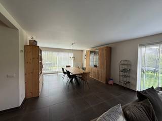 Op deze rustige locatie, aan de rand van De Pinte, vinden we deze ruime woning terug.De indeling is als volgt: bij binnenkomst hebben we een ruime...