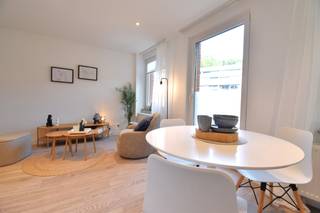 <span>We Invest and Lucas are pleased to offer for sale this fully renovated one-bedroom apartment, located in a small building of only 4 apartments in Liège, just 2 minutes from Place Saint-Lambert. It has never been lived in: it is just waiting for you! The building and its common areas have also been fully renovated, with great care and to the highest standards. Every detail has been designed to offer optimal comfort and controlled service charges. The apartment comprises a bright living room with a fully equipped kitchen (oven, hob, extractor hood, dishwasher and fridge-freezer), a bedroom and a bathroom with shower, toilet and washbasin. On the technical side, the property benefits from a new gas boiler and a water softener. Consumption is individually metered thanks to a water sub-meter and a heat meter for the heating: everyone only pays for what they use. On the half-landing of the first floor, a shared laundry room allows each occupant to install their washing machine and dryer. The building complies with fire safety standards, and the EPC rating is C. Ideal for a first purchase as well as a rental investment, this turnkey property requires no work at all. For more information or to arrange a viewing, please contact Lucas on 0479/76.60.97</span>