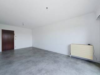 Bent u op zoek naar een instapklaar en gezellig appartement te huur aan de Vaart in Schoten? Dit volledig opgefriste vastgoed bevindt zich in een kleinschalig gebouw en combineert een rustige ligging aan het water met een uitstekende bereikbaarheid.<br /><br />Indeling van het appartement op de tweede verdieping zonder lift:<br /><br />-centrale gang die vlot toegang biedt tot alle ruimtes<br />-lichtrijke leefruimte van ruim 23m² met directe toegang tot het terras vooraan met zicht op de Vaart<br />-functionele open keuken uitgerust met gaskookplaat, oven, spoelbak, koelkast en vriezer<br />-slaapkamer 1 van ca. 9m² <br />-ruime slaapkamer 2 van ca. 13m² biedt toegang tot het rustige terras achteraan<br />-praktische badkamer met bad/douche combinatie en vernieuwd lavabomeubel.<br />-toilet apart<br />-handige berging voorzien van een aansluiting voor een wasmachine en droogkast<br /><br />Bijzonderheden:<br /><br />-volledig opgefrist<br />-twee terrassen: optimaal genieten van buitenruimte<br />-kleinschalig gebouw: geen gemeenschappelijke kosten<br />-EPC C<br />-per direct beschikbaar<br /><br />Ben jij geïnteresseerd om dit vastgoed te huren in Schoten? Aarzel dan niet om ons te contacteren.