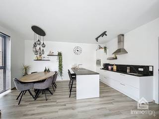 PLUSPUNTEN:<br />+ woonoppervlakte: 82 m²<br />+ terrasoppervlakte: 15,58 m²<br />+ veel natuurlijke lichtinval <br />+ 2 slaapkamers<br />+ vloerverwarming en airco<br />+ ondergrondse autostaanplaats<br />+ kelderberging<br />+ topligging!<br />+ gemeenschappelijke kost: €50<br /><br />ALGEMEEN:<br />Dit instapklare, zeer recente appartement werd opgeleverd in oktober 2023 en is voorzien van alle modern comfort. Het appartement bevindt zich op de 1ste verdieping van deze residentie en is makkelijk bereikbaar met de lift. <br /><br />Bij het binnenkomen in de privatieve inkomhal passeren we, alvorens in de leefruimte te komen, de berging en tevens wasplaats, de badkamer met inloopdouche en dubbele lavabo, de vestiaire en het apart gastentoilet.<br /><br />De woonkamer is voorzien van een gezellige zithoek, een eethoek en een volledig uitgeruste keuken dat voorzien is van een eiland met ontbijtbar. Alle keukentoestellen, inclusief vaatwasser, zijn hierin aanwezig. Recent plaatste de eigenaar nog een ventilo-convector voor koude en warme lucht in de leefruimte, die in combinatie met de vloerverwarming een aangenaam klimaat garandeert in alle seizoenen. <br /><br />Mede dankzij de ligging op de hoek van het gebouw geniet de woonkamer in het bijzonder, van veel natuurlijke lichtinval dankzij de grote raampartijen, dat tegelijkertijd het parkgevoel versterkt. Het zicht op het groen van het mooi aangelegde tuinpark is hier een extra troef. Ook vanop het deels overdekt L-vormig terras (15,58 m²) is het genieten!<br /><br />Verder zijn er nog 2 ruime slaapkamers aanwezig die ook uitgeven op de binnentuin.<br /><br />Bij het appartement horen ook nog een ondergrondse autostaanplaats en een ruime kelderberging<br /><br />INDELING:<br />-1: parkeerplaats, berging<br />+1: inkomhal, toilet, badkamer, 2 slaapkamers, berging, leefruimte met open keuken<br /><br />CONTACT:<br />Wenst u een afspraak te maken voor een vrijblijvend bezoek? Stuur dan een e-mail naar info@immosign-plus.be, elke kandidaat-huurder ontvangt van ons vervolgens een vrijblijvend inlichtingenfiche. U kan best een e-mail sturen zodat wij u vervolgens direct kunnen verder helpen.