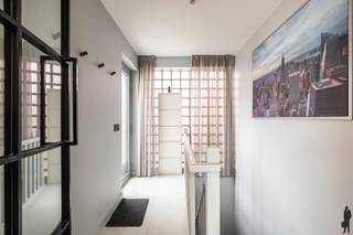 In hartje Hoogstraten, op wandelafstand van Horeca, ontspanningsmogelijkheden en scholen treffen we dit instapklaar appartement. De woning is in 2008 gebouwd en is recent volledig gerenoveerd. Kwalitatieve materialen, lichtinval en uitzonderlijk design kenmerken dit appartement. <br /><br />Indeling; <br />Gelijkvloers: <br />Open leefkamer met keuken, voorzien van bijzonder veel glaspartijen.<br /><br />-1 VERDIEPING<br />2 slaapkamers<br />Volledig vernieuwde badkamer <br />Afzonderlijk toilet<br /><br />Bijzonderheden: <br />Het appartement is voorzien van inbouw kasten boven en onder.<br />Instapklaar<br />Energiezuinig<br />Kwalitatief afgewerkt<br />Airco<br />Zonnepanelen<br /><br />In de gehele woning is er ruim voldoende opslagplaats voorzien door middel van ingebouwde kasten.<br />Tevens is er de mogelijkheid om parkeerplaatsen en/ of een garagebox bij te huren. <br /><br />Kortom, betaalbare woning in het bruisende centrum van Hoogstraten!