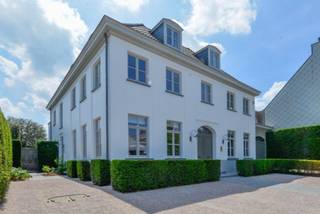 <p>In het hart van Wingene bevindt zich deze moderne en volledig uitgeruste kantoorruimte met 2 parkeerplaatsen, ideaal voor wie op zoek is naar een professionele en aangename werkomgeving. Deze kantoorruimte is uitermate geschikt voor IT-bedrijven, marketingteams, grafisch ontwerpers, consultancy, boekhouders, soft-business en creatieve professionals.</p><p><br /></p><p>De kantoorruimte bestaat uit een ruime open werkruimte met veel natuurlijke lichtinval en is ingericht met 5 comfortabele, moderne bureaus. Daarnaast beschikt de ruimte over een privatieve keuken en een afzonderlijk toilet.</p><p>Ook zijn er gemeenschappelijke ruimtes waar er gebruik van gemaakt kan worden zoals een afgesloten vergaderzaal en een ontspanningsruimte voorzien van een flipperkast en tafelvoetbal.</p><p><br /></p><p>De vermelde huurprijs is exclusief btw.</p><p><br /></p><p>&amp;#128222; <strong>Interesse?</strong> Contacteer ons gerust voor meer informatie of een bezoek ter plaatse.</p>