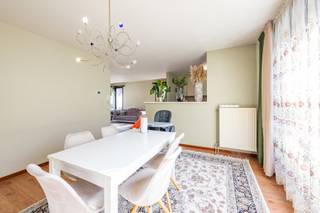 <p>Gelegen in het hart van Kontich, vlak naast een ruime openbare parking en op wandelafstand van scholen, winkels en openbaar vervoer, bevindt zich dit ruime duplex appartement. Een absolute troef is de veelzijdige gelijkvloerse ruimte, die tal van mogelijkheden biedt als kangoeroewoning, zorgwoning, handelsruimte, praktijk, kantoor aan huis of hobbyruimte (onder voorbehoud van de geldende gemeentelijke voorschriften).<br /><br /><strong>GELIJKVLOERS</strong><br />Ruime handelsruimte met berging (150m²) en toilet<br />Garage (15m²)<br />Aparte inkomhal die toegang geeft tot het privatieve woongedeelte<br /><br /><strong>VERDIEPING 1</strong><br />Ruime leefruimte (47m²) met eetplaats, salon en keuken <br />Directe toegang tot zonnig terras<br />Wasplaats en apart toilet<br /><br /><strong>VERDIEPING 2</strong><br />3 slaapkamers op laminaat<br />Badkamer met douche, lavabo met meubel en toilet<br />Bergzolder met extra mogelijkheden<br /><br /></p>
<p><strong>POSITIEVE ASPECTEN</strong><br />Centrale en goed bereikbare ligging<br />Ruime en polyvalente handelsruimte<br />Lichtrijke leefruimte met zonnig terras<br />Drie volwaardige slaapkamers<br />Gunstig EPC – geen renovatieverplichting<br /><br />Een unieke opportuniteit voor wie op zoek is naar een combinatie van comfortabel wonen en extra ruimte voor werk, zorg of andere activiteiten.</p>