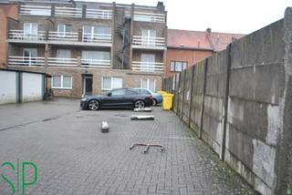 Open autostaanplaats (nummer D) voorzien van parkeerbeugel.Voor bijkomende inlichtingen of een bezoek ter plaatse kan u steeds vrijblijvend contact...