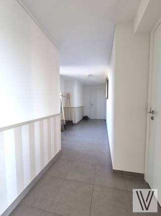 Prachtig appartement op de 4de (bovenste) verdieping met lift (bouwjaar 2015) met terras (30 m²), garage, autostaanplaats en kelderberging.3Bij het...