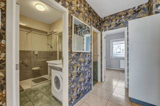 <p>Voor meer info of bezoek bel 02/884.23.26</p><p></p><p>Dit <strong>instapklare appartement </strong>bevindt zich op de <strong>eerste verdieping</strong> van een <strong>kleinschalige residentie </strong>met slechts 5 entiteiten.</p><p>Het appartement beschikt over een inkomhal, <strong>aangename leefruimte met veel natuurlijk licht</strong>, keuken, slaapkamer en een badkamer.</p><p></p><p>Dankzij de hoogrendementsbeglazing in PVC en het zeer <strong>gunstige EPC-label B (106 kWh/m² jaar)</strong> geniet u bovendien van een energiezuinige woonst. Extra troeven zijn de <strong>privatieve kelder</strong> die zorgt voor bijkomende opbergruimte en mogelijkheid tot parkeren achter het gebouw (niet privatief). Toegang via elektrische sectionaalpoort.</p><p></p><p>De <strong>centrale ligging</strong> vormt een absolute meerwaarde. Winkels, openbaar vervoer en andere dagelijkse voorzieningen bevinden zich op wandelafstand, terwijl u dankzij de nabijheid van belangrijke invalswegen, de Brusselse ring en de E40 geniet van een vlotte en snelle verbinding naar omliggende gemeenten en Brussel.</p><p>Maandelijkse lasten: 80 euro</p><p>Een ideale opportuniteit voor starters, alleenstaanden of investeerders die op zoek zijn naar een <strong>praktisch en verzorgd appartement</strong> op een gunstige locatie. Maatregelen opgenomen in het maatregelenregister: nee.</p><p></p><p></p><p><strong>Interesse? Contacteer ons voor meer informatie of plan een bezoek.</strong></p>