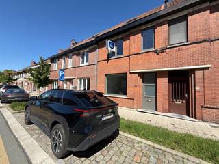 Deze gezellige woning is rustig gelegen in een aangename straat nabij het UZ Gent en geniet van een uitstekende bereikbaarheid. Winkels,...