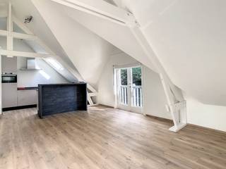 Het appartement op de eerste verdieping met eigen inkom op gelijkvloers gelegen in het centrum van Kalmthout beschikt over een ruime leefruimte...