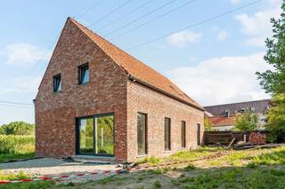 <p><span><strong>Opportunité : MAISON EN GROS ŒUVRE à aménager, offrant de nombreuses possibilités de finition !</strong> Cette construction ouverte constitue la base idéale pour aménager la maison de vos rêves entièrement selon vos goûts et votre budget. Grâce à son emplacement dégagé et à son jardin orienté vers la droite, vous profiterez d’espace, de lumière et d’innombrables possibilités.</span></p><p><span><strong>AGENCEMENT :</strong></span><span><br />Hall d'entrée, vaste pièce à vivre, cuisine, débarras et garage intégré. Au premier étage se trouvent 3 chambres et une salle de bains. Il est également possible d'aménager les combles en espace de rangement supplémentaire ou en atelier de loisirs.</span></p><p><span><strong>Qu’est-ce qui rend cette maison unique ?</strong></span><span><br />♦ Construction ouverte offrant</span><span>un</span><span>grand</span><span>potentiel<br />♦ Fenêtres en PVC à double vitrage déjà</span><span>installées<br />♦ Jardin orienté vers la droite avec</span><span>un</span><span>agréable</span><span>espace extérieur<br />♦ Maison à finir entièrement selon vos propres souhaits et votre style</span></p><p><span><strong>À qui cette maison convient-elle le mieux ?</strong></span><span><br />♦ À ceux qui souhaitent aménager une maison entièrement selon leurs goûts.</span><span><br />♦ Aux familles à la recherche d’une maison spacieuse dans un lotissement ouvert.</span><br /><span>♦ Pour les bricoleurs ou les constructeurs qui souhaitent réaliser leur propre projet immobilier.</span></p><p><span>Visite sur rendez-vous avec <strong>Immo Beguin</strong>, votre expert immobilier depuis 2009.</span><span><br />✉️ </span><span><strong>emmy@immobeguin.be</strong></span></p>