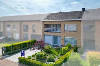 <p><span>Heel goed onderhouden gezinswoning, met garage, zongerichte tuin en 3 ruime slaapkamers.</span></p><p><span> </span></p><p><span>STARTPRIJS: Elk bod boven deze startprijs, wordt voorgelegd aan de eigenaars, die al dan niet kunnen in gaan op dit aanbod.</span></p><p><span> </span></p><p><span>Deze zeer nette, instapklare woning ligt op een uitstekende ligging, rustig maar toch dichtbij inval- en snelwegen en met een vlotte verbinding naar het centrum, winkels, scholen en openbaar vervoer!</span></p><p><span> </span></p><p><span>Binnenin beschikt de woning over 3 volwaardige slaapkamer met inmaakkasten, wat zorgt voor extra opbergruimte en een nette afwerking, een ruime badkamer met inloopdouche en ligbad, toilet, dubbele lavabomeubel en terug veel opbergruimte.</span></p><p><span> </span></p><p><span>De zolder biedt nog de mogelijkheid om eventueel extra kamers te creëren.</span></p><p><span> </span></p><p><span>De lichtrijke leefruimte met de gezellige houtkachel zorgt voor een warme en open sfeer in de woning met aansluitend de veranda met het mooie zicht op de tuin, waar je optimaal kunt genieten van de aangename connectie met buiten.</span></p><p><span> </span></p><p><span>De vernieuwde keuken is volledig geïnstalleerd en voorzienbaar alle hedendaagse comfort, aparte wasplaats.</span></p><p><span> </span></p><p><span>Praktische oprit met voldoende parkeergelegenheid en garage met automatische poort.</span></p><p><span> </span></p><p><span>Buiten vindt u naast de onderhoudsvriendelijke tuin een ruime werkplaats/berging van 37m.</span></p><p><span> </span></p><p><span>De woning werd gerenoveerd in 2011, keuken en leidingen werden vernieuwd, dakisolatie in 2022, overal rolluiken ( grotendeels automatisch), regenwaterput ( 6000l ), CV van 2014</span></p><p><span> </span></p><p><span>Electriciteit is CONFORM !, zeer gunstige EPC ( net C )</span></p><p><span> </span></p><p><span>Dit is een ideale woning voor gezinnen op een vlot bereikbare locatie.</span></p><p><span> </span></p><p><span>Voor meer informatie contacteer Regine: 0493 112 050 - regine@correctvastgoed.be</span></p><p><span> </span></p><p><span> Online schattingstool: https://www.correctvastgoed.be/schatting</span></p><p><span> </span></p>