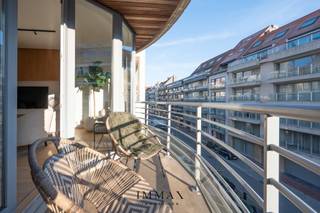 Cet appartement magnifiquement rénové bénéficie d'un emplacement unique, à quelques pas seulement de la place Rubens et de la mer, et à proximité du centre-ville.<br />Ce petit bijou vous accueille dans un hall d'entrée avec toilettes séparées. Le salon lumineux s'ouvre sur la cuisine ouverte et donne accès à la terrasse à l'avant. L'appartement dispose également de 3 chambres et de 2 salles de douche. À l'arrière, vous trouverez une terrasse ensoleillée supplémentaire, idéale pour profiter du calme. De plus, un débarras privé au sous-sol est inclus. L'appartement a été rénové avec beaucoup de goût, dans le souci du détail et avec des matériaux de qualité. Petit immeuble avec un seul appartement par étage ! <br /><br />Possibilité d'acheter une place de parking facile d'accès au rez-de-chaussée du bâtiment.<br />Extrait du plan d'urbanisme et registre des mesures en cours de demande.<br /><br />N'hésitez pas à nous contacter pour plus d'informations : tél. : 050 62 44 14 ou via knokke@immax.be.