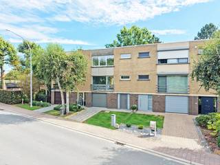 Deze woning van het type bel-étage dateert oorspronkelijk uit 1972 en bevindt zich langs de Bijlokestraat te Leeuwergem (Bijloke). De woning is zeer vlot bereikbaar doch rustig gelegen en bevindt zich vlakbij groen (Bijlokepark, park van Breivelde). Openbaar vervoer, supermarkt, scholen, N42, ... bevinden zich vlakbij! De ramen en deuren, het dak, de verwarmingsinstallatie, de badkamer en het toilet werden recent helemaal vernieuwd, de inrichting van de woning is op te frissen/te renoveren. EPC label B!!<br />Indeling: gelijkvloers: ruime inkomhal met toegang tot de garage en de bergruimte/wasplaats.<br />Eerste verdieping: lichtrijke woonkamer met eetplaats, een (momenteel) gesloten keuken met aangrenzend balkon (kan open gemaakt worden naar leefruimte toe, geen baksteen muur) en in de gang nog een apart (vernieuwd) toilet.<br />Tweede verdieping: 3 slaapkamers, volledig gerenoveerde badkamer met lavabo, douche en toilet.<br />INTERESSANTE WONING MET DE JUISTE PRIJS-KWALITEIT VERHOUDING!!<br />PVC ramen met HR-glas (vernieuwd), geïsoleerd dak (vernieuwd), centrale verwarming op aardgas (vernieuwd), EPC: 153 kWh/m²jaar, label B (geen renovatieverplichting), asbestveilig, KI: 535 euro, constructie in beton, bewoonbare oppervlakte volgens EPC: 154 m², elektriciteit niet (volledig) conform het AREI. <br />Woongebieden, vergunning uitgereikt, geen rechterlijke herstelmaatregel of bestuurlijke maatregel opgelegd, geen voorkooprecht, geen verkavelingsvergunning. P-score: A, G-score: A. Geen risicozone voor overstromingen. <br />U kan de beschikbare attesten bij verkoop downloaden via de website janssens-leroy.be.