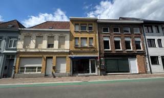 Menen - Ruime woning met handelsruimte en zonnige buitenruimtes te koop.Indeling:Polyvalente handelsruimte met diverse inrichtmogelijkheden.Verder is...