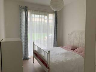 Residentieel gelegen in Sint-Lambrechts-Woluwe, nabij de Europese School, winkels, openbaar vervoer en belangrijke invalswegen.<br /><br />Dit mooie en lichtrijke gelijkvloers appartement van 105 m², terrassen inbegrepen, is gelegen in een recente residentie uit 2012 en beschikt over een aangename buitenruimte.<br /><br />Het appartement omvat:<br />•	inkomhal met veiligheidsdeur en videofoon; <br />•	ruime en lichtrijke woonkamer van 29 m², keuken inbegrepen; <br />•	volledig ingerichte keuken met oven, koelkast, diepvriezer, kookplaat en vaatwasser; <br />•	3 slaapkamers van respectievelijk 14 m², 13 m² en 10 m²; <br />•	badkamer met ligbad voorzien van douche en dubbele wastafel; <br />•	aparte doucheruimte met douche en wastafel; <br />•	afzonderlijk toilet met wastafel; <br />•	technische ruimte/berging met individuele aardgasverwarming en aansluitingen voor wasmachine en droogkast; <br />•	parketvloer; <br />•	PVC-ramen met dubbele beglazing; <br />•	conforme elektrische installatie. <br /><br />Een belangrijke troef zijn de twee privatieve terrassen: een ruim achterterras van 24 m², met aangenaam uitzicht op het groen, en een terras aan de voorzijde van 3 m².<br /><br />Het appartement beschikt verder over een privatieve kelder van 4 m².<br /><br />Mogelijkheid tot aankoop van een ondergrondse privatieve parkeerplaats: €25.000.<br /><br />Afspraak via Dewaele.com<br /><br />De algemene voorwaarden van Dewaele DIY kunt u steeds raadplegen via dewaele.com.