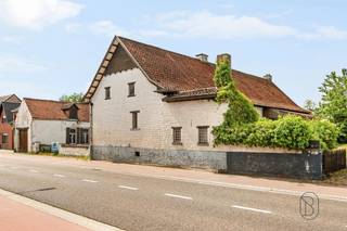 <p>Te renoveren charmante hoeve met véél potentieel, gelegen op een ruim perceel van 2.577 m² in landelijk woongebied. Deze eigendom biedt tal van mogelijkheden voor wie droomt van een renovatieproject met karakter, ruimte en bijgebouwen. Ideale opportuniteit voor projectontwikkelaars.<br /><br />INDELING:<br />De hoeve beschikt over meerdere leefruimtes, 2 keukens, wasplaats, bijkeuken en kelder. Er zijn momenteel 5 slaapkamers en 2 badkamers, evenals 2 toiletten. De zolder biedt bijkomende uitbreidingsmogelijkheden.<br /><br />Buiten geniet u van een zuidgerichte tuin, terras, koer en een ruim bijgebouw van ca. 208 m², ideaal als atelier, opslag of om om te bouwen als deel van de woonst. <br /><br />Een unieke kans voor renovatieliefhebbers, zelfstandigen of wie op zoek is naar een landelijke eigendom met uitbreidingsmogelijkheden.<br /><br />Bezoek na afspraak met Immo Beguin, jouw vastgoedexpert sinds 2009.<br />✉️ info@immobeguin.be</p>