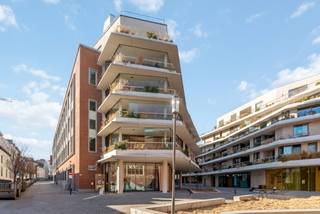 De Bonnefant, wonen in het midden van de stad en toch omgeven door groen. Tussen de gebouwen van de De Bonnefant is een groene doorsteek gecreëerd die de Demerstraat rechtstreeks verbindt met het Begijnhof. Een extra groene beleving is verzekerd door de twee gemeenschappelijke binnentuinen bovendien hebben veel appartementen een terras met geïntegreerde plantenbakken en automatisch beregeningssysteem.<br /><br />Het bestaande RTT-gebouw is volledig gerenoveerd met het behoud van iconiciteit en verder uitgebreid met energiezuinige nieuwbouw. Dit wordt aangeboden met een prachtig afgewerkte en beveiligde gemeenschappelijke inkomhal, ruime ondergrondse parkeerplaats en verschillende privatieve fietsenstallingen.<br /><br /><br />Appartement met wintertuin A4.Ap.05 - 4e verdieping - Gebouw A<br /><br />- bewoonbare oppervlakte: 137m²<br />- oppervlakte terras: 24m²<br />- ruime en lichtrijke leefruimte met open keuken en kookeiland<br />- masterbedroom met inloopdressing en ensuite-badkamer met dubbel wastafel, ligbad en inloopdouche<br />- 2e slaapkamer met ensuite badkamer<br />- berging<br />- prachtig terras met verschuifbare, glazen panelen<br />- privatieve, ondergrondse autostaanplaats<br /><br />6% BTW (onder voorwaarden). Ideale investeringsopbrengst.<br />Wenst u meer informatie over dit uitzonderlijk project, ontvangen we u graag op afspraak op ons kantoor.<br />Contacteer ons telefonisch 011/36 86 86 of via email: vastgoed.hasselt@hillewaere.be<br />Tot binnenkort !