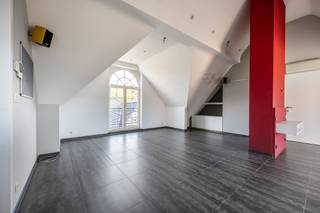 TE KOOP MET PRE-VIEW: Eerste kijkdag, enkel op afspraak.Dit lichtrijke appartement op de bovenste verdieping is rustig gelegen in het aangename...