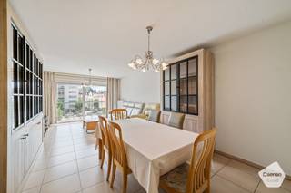 Dit twee slaapkamer appartement gelegen in <strong>hartje</strong> <strong>Blankenberge</strong> heeft een <strong>uitstekende</strong> <strong>locatie</strong> vlakbij het strand en openbaar vervoer.<br /><br />Bij het binnenkomen bevindt zich aan de linkerzijde de <strong>lichtrijke</strong> <strong>leefruimte</strong> met volledig <strong>geïnstalleerde</strong> <strong>open</strong> <strong>keuken</strong>. Via de leefruimte is er rechtstreekse toegang tot het <strong>zuidgericht</strong> <strong>terras</strong> waar u een fantastisch <strong>zicht</strong> heeft over de <strong>Grote</strong> <strong>Markt</strong>. Naast de keuken is een kleine <strong>berging</strong> met <strong>mogelijkheid</strong> voor het <strong>aansluiten</strong> van een <strong>wasmachine</strong>. Aan de achterzijde van het appartement bevinden zich <strong>twee</strong> <strong>ruime</strong> <strong>slaapkamers</strong> beiden voorzien van dubbele beglazing met PVC omkadering. Verder beschikt het appartement nog over een <strong>badkamer</strong> met <strong>ligbad</strong> en enkele lavabo. <br /><br />De eigenaar biedt u tevens de <strong>mogelijkheid</strong> tot het <strong>aankopen</strong> van een <strong>staanplaats</strong> in het gebouw. Het appartement wordt <strong>gemeubeld</strong> verkocht wat tevens een fiscaal voordeel biedt.<br /><br />Het appartement wordt <strong>individueel</strong> <strong>verwarmd</strong> op gas en beschikt over een <strong>conforme</strong> <strong>elektrische</strong> <strong>keuring</strong> en een <strong>EPC</strong> met <strong>A</strong>-<strong>score</strong>. Het appartement is gelegen op de <strong>derde</strong> <strong>verdieping</strong> in een gebouw daterende uit het jaar <strong>2010</strong>. Het appartement is bereikbaar via de <strong>lift</strong>.