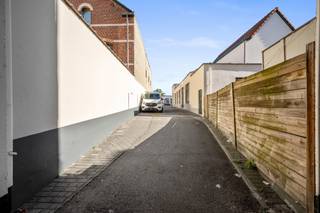<p><strong>Auguste Lambiottestraat, 1030 Schaarbeek</strong></p>
<p>Dit veelzijdige bedrijfspand biedt een evenwichtige combinatie van kantoorruimte en opslag, op een zeldzame locatie in het Brusselse stadsweefsel. Een ideale uitvalsbasis voor bedrijven die hun administratie, stock en logistiek onder één dak willen samenbrengen.</p>
<p><strong>Het pand in cijfers:</strong></p>
<ul>
<li>ca. 550 m² kantoren</li>
<li>ca. 1.100 m² opslag/stockage</li>
<li>ca. 900 m² buitenruimte en parking</li>
</ul>
<p><strong>Troeven:</strong></p>
<ul>
<li>Functionele mix van kantoor en opslag, geschikt voor uiteenlopende activiteiten (distributie, technische diensten, groothandel, showroom met stock, ...)</li>
<li>Ruime buitenruimte voor parking, laden en lossen of buitenopslag, een schaars goed binnen het Brussels Gewest</li>
<li>Centrale ligging in Schaarbeek met vlotte verbinding naar de Middenring en de E40</li>
<li>Goed bereikbaar met het openbaar vervoer</li>
</ul>
<p>Het pand is momenteel in gebruik door een bedrijf actief in de bouwsector en leent zich uitstekend voor aannemers, technische installateurs, groothandels of distributeurs met nood aan stock en een eigen buitenterrein.</p>
<p>Interesse of een bezoek plannen? Neem contact op met Structura via 02 462 32 00.</p>