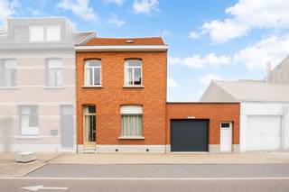 Locatie

Deze woning bevindt zich in het centrum van Schoten, in de onmiddellijke omgeving van de Paalstraat met haar uitgebreid aanbod aan winkels, supermarkten, bakkers en andere dagelijkse voorzieningen. Ook de Markt en het Gemeentehuis liggen op wandelafstand.

Scholen zoals het Sint-Cordula Instituut en andere onderwijsinstellingen bevinden zich in de directe omgeving, wat deze ligging extra aantrekkelijk maakt voor gezinnen.

Openbaar vervoer is vlot bereikbaar met regelmatige busverbindingen richting Antwerpen, Brasschaat en omliggende gemeenten. Daarnaast zorgen verschillende parken en groene zones in de buurt voor voldoende ontspanning in een centrale woonomgeving.

Indeling

U betreedt de woning via een ruime inkomhal met hoog plafond, wat onmiddellijk een aangenaam gevoel van ruimte creëert. Onder de trap is er toegang tot de kelder, ideaal als extra bergruimte.

De leefruimte is een open en lichtrijke ruimte die naadloos aansluit op de keuken, waardoor deze perfect geïntegreerd kan worden in het woongeheel. Op het gelijkvloers bevinden zich verder een apart toilet en een douchekamer.

Achteraan de woning is er een ruime werk- of bergruimte met rechtstreekse toegang tot de tuin. Deze ruimte kan eventueel worden afgebroken om de tuin aanzienlijk te vergroten, wat een interessante meerwaarde biedt.

Naast de woning bevindt zich een ruime garage met elektrische poort, een grote praktische troef voor veilig parkeren en extra opslagruimte.

Op de eerste verdieping zijn er drie slaapkamers. De doorloopkamer biedt bovendien de mogelijkheid om te worden omgevormd tot een badkamer, eventueel met directe toegang tot de slaapkamers.

Tot slot beschikt de woning over een ruime zolderverdieping die kan worden omgebouwd als extra slaapkamer of hobbyruimte.

Troeven

✔ Centrale ligging in Schoten
✔ Garage met elektrische poort
✔ Veel renovatie- en uitbreidingspotentieel
✔ Wekelijkse markt op wandelafstand

Technisch

Deze woning biedt een solide basis om er een echte parel van te maken. Dankzij de ruime vertrekken en flexibele indelingsmogelijkheden zijn er tal van opties om de woning naar eigen smaak te optimaliseren.

Zo kan de doorloopkamer op de eerste verdieping worden omgevormd tot een volwaardige badkamer met praktische indeling. Daarnaast biedt de zolderverdieping de mogelijkheid tot het creëren van een extra slaapkamer of multifunctionele ruimte.

De woning beschikt over een EPC-label F, waardoor de renovatieverplichting van toepassing is.