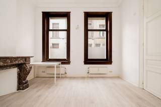 <p><span>Charmante gerenoveerde gezinswoning met 4 slaapkamers nabij de Europese instellingen.</span></p><p><span>Gelegen in Sint-Joost-ten-Node, op een uitstekende locatie op wandelafstand van verschillende Europese instellingen, winkels en alle voorzieningen, bevindt zich deze aangename en recent gerenoveerde gezinswoning. De woning beschikt over vier slaapkamers, twee compacte terrassen en werd bovendien goed geïsoleerd, wat zorgt voor extra wooncomfort.</span></p><p><span>Op het gelijkvloers komt u binnen via een ruime inkomhal die toegang geeft tot 2 mogelijke slaapkamers (17m² & 14m²), bureau of hobbyruimte met rolluiken aan de voorzijde.</span></p><p><span>De eerste verdieping omvat een zeer lichtrijke leefruimte en een uitgeruste keuken welke uitgeeft op een compact terras aan de achterzijde, met praktische bergruimte aan beide kanten.</span></p><p><span>Op de tweede verdieping bevindt zich een derde ruime slaapkamer (25m²) met parketvloer en een decoratieve open haard. Daarnaast is er een badkamer uitgerust met douche, wastafel, aansluitingen voor de wasmachine en toilet. Ook hier heeft u toegang tot een balkon aan de achterzijde.</span></p><p><span>De derde en bovenste verdieping herbergt een bijzonder charmante en comfortabele ingerichte zolderverdieping van ongeveer 45 m², die perfect kan dienen als studio, gastensuite of extra slaapkamer. Deze beschikt over een keuken, een douche, lavabo en apart toilet. De houten Velux-ramen met dubbele beglazing zorgen voor veel natuurlijk licht.</span></p><p><span>Verder beschikt de woning ook over een ruime kelder.</span></p><p><span>Een ideale woning voor wie op zoek is naar ruimte, charme en een uitstekende ligging nabij de Europese wijk.</span></p><p><span> </span></p><p><span> </span></p>