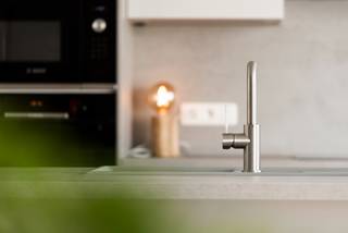 In de rustige Staggestraat te Vinkt bevindt zich deze uitzonderlijke woning op een royaal perceel van maar liefst 1.786 m², met een perfecte zuidgerichte oriëntatie. Het open zicht over de omliggende velden garandeert rust, privacy en een unieke woonbeleving. De woning werd ontworpen in een elegante manoirstijl en combineert een warme, rustieke uitstraling met hedendaags wooncomfort zoals grote raampartijen, hoge plafonds en indrukwekkende volumes.<br />Binnenin vindt u een ruime inkomhal met vestiaire en gastentoilet, een lichtrijke woonkamer met open keuken, een aparte wasplaats en een inpandige garage. Op de eerste verdieping bevinden zich drie volwaardige slaapkamers, twee badkamers en een dressing. De vaste trap naar de zolder vervolledigt het doordachte en functionele ontwerp.<br />Vinkt staat bekend om zijn landelijke charme, groene omgeving en vlotte bereikbaarheid. Hier woont u in alle rust, met het comfort van nabijgelegen voorzieningen en een sterke verbinding met Deinze en Gent. Meer info? Contacteer Ewout op 0497 588 888 of  contact@huysmanbouw.be
