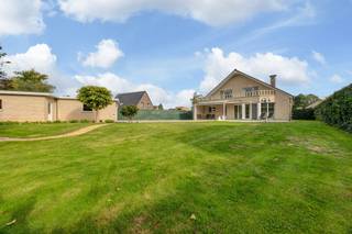 Wonen in Zandhoven, vlakbij het dorp maar toch rustig gelegen? Het kan in deze woning!<br />Groene locatie aan het kasteel Boutersemhof en toch vlakbij de winkels, openbaar vervoer enz...<br /><br />PERCEEL<br />Mooi aangelegde tuin met voldoende parkeergelegenheid en een bijgebouw van +/- 62m² met sectionale poort.<br />Zicht op achtergelegen groengebied.<br /><br />INDELING WONING<br />GELIJKVLOERS<br />Centraal gelegen inkomhal met toilet. Van hieruit kan u de leefruimte betreden maar kan u ook naar het bureau. Dus voor wie hier klanten wil ontvangen is dit ideaal. Voor wie gelijkvloers wil slapen, is dit de vierde slaapkamer.<br />Leefruimte met zithoek en gashaard. Keuken met eethoek en een zonovergoten plekje om creatief in te richten. Elektrische zonneluifel aan de achtergevel en een deels overdekt terras.<br />De keuken is volledig ingericht (2015) en grenst bovendien aan de bijkeuken. Achter de bijkeuken is er nog een berging/wasplaats.<br />Koele berging.<br /><br />VERDIEPING<br />Ruime hal die toegang geeft tot drie slaapkamers en een apart toilet. Er zijn twee slaapkamers gelegen aan de achterzijde van de woning en deze grenzen aan het balkon. <br />Badkamer met massagebad - douche en dubbele lavabo met meubel.<br /><br /><br />BIJZONDERHEDEN<br />Centrale verwarming op gas // vloerverwarming in leefruimte + TV kamer en keuken.<br />Deze woning is goed onderhouden.<br />Alarm // brandalarm en rookmelders // rolluiken <br />Airco in de hoofdslaapkamer.<br />Kruipruimte onder de volledige woning.<br />Achteringang voorzien.<br /><br /><br />POSITIEVE ASPECTEN<br />Goede ligging<br />Ruime woning met maar liefst 278 m² bewoonbare opp.<br />Alles op en aan<br />Combinatie wonen / werken mogelijk
