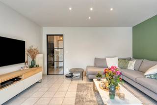 Ontdek dit charmante gelijkvloers appartement gelegen in de rustige centrum van Gooik (Pajottegem). Bij het betreden van het appartement kom je in...