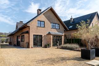 WSB-immo présente cette villa particulièrement spacieuse située sur un terrain de 14a71 à Wolvertem (Meise), une propriété qui...