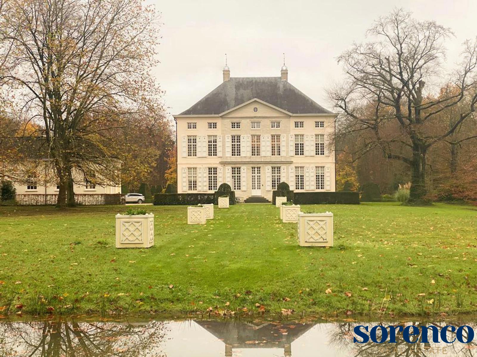 Magnifiek geklasseerd kasteel op een parkdomein van ca. 15 hectare met koetshuis, vijvers, parking en aangelegde parktuin  - foto 1