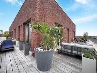 <p></p>
<p>Energiezuinig dakappartement met zicht over Roeselare bestaande uit een inkomhal met vestiaire en afzonderlijk toilet, lichtrijke leefruimte (parket) met eet-en zithoek, volledig uitgeruste keuken, praktische was/bergplaats, prachtig terras van 40m² en een nachthal die toegang biedt aan 2 volwaardige slaapkamers en een ingerichte badkamer (inloopdouche en lavabomeubel).</p>
<p>Het appartement beschikt tevens over een private ondergrondse autostaanplaats die bij te kopen is voor 25.000€</p>
<p>Extra troeven:</p>
<ul>
<li>Zeer energiezuinig</li>
<li>Vloerverwarming</li>
<li>Ventilatiesysteem</li>
<li>Ruim zongericht dakterras</li>
<li>Dakappartement met het centrum aan je voeten</li>
<li>Rustig doch zeer centraal gelegen</li>
<li>Op een boogscheut van scholen, winkels, het centrum en openbaar vervoer</li>
<li>Instapklaar</li>
</ul>
<p>Dit dakappartement is te koop ZONDER makelaar via het concept van Smart Houses! Wenst U verdere inlichtingen of bezoek? Contacteer rechtstreeks de eigenaar via 0473/73.81.65</p>