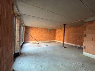 <p><strong>Te koop: Casco woning 1 met veel potentieel – aan 6% btw</strong><br />Woning 1 maakt deel uit van een <strong>kleinschalig woonproject met meerdere woningen</strong>, opgevat als een aangename <strong>woongemeenschap</strong>. Dit biedt extra voordelen zoals <strong>meer veiligheid</strong>, een rustige woonomgeving en een sterk buurtgevoel.</p>
<p>De casco woning vormt een uitstekende basis om volledig naar eigen smaak af te werken en beschikt over <strong>3 slaapkamers</strong>, een <strong>badkamer</strong>, een <strong>keuken</strong> en een <strong>open leefruimte</strong> die zorgt voor een ruimtelijk en licht gevoel. Daarnaast zijn er <strong>parkeergelegenheden</strong> voorzien, wat extra comfort en gemak biedt.</p>
<p><strong>Verkoop aan 6% btw (onder voorwaarden).</strong><br />Interesse? Neem gerust contact op voor meer informatie of een bezoek.</p>