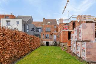 Te koop te Dendermonde! Op te frissen gesloten bebouwing in het centrum van Dendermonde.<br />Woning biedt een zeer stevige en degelijke basisstructuur.<br />Op dichte afstand van scholen, winkels en de markt van Dendermonde bevindt zich deze gesloten bebouwing.<br />Deze woning biedt een inkomhal, wachtruimte en praktijkruimte. Dit kan perfect omgevormd worden naar een ruime living met open keuken en nog plaats voor wasplaats en extra bergruimte. <br />Op de eerste verdieping bevinden zich 2 mooie slaapkamers en badkamer met douche. <br />de tweede verdieping biedt ook nog 2 slaapkamers en douchekamer.<br />de stadstuin is een extra troef.<br />Voor deze woning is de renovatieplicht van toepassing, deze houdt in dat u als koper de woning naar minimaal energielabel D dient te brengen binnen de 5 jaar na aankoop.<br />Graag een bezoek? Contacteer ons : 052 52 80 30 - info@goemanvastgoed.be