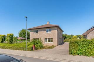 Gelegen in een<strong> rustige, residentiële woonwijk</strong> in Herent, vinden we deze ruime villa met een bruikbare oppervlakte van ca. <strong>305 m²</strong> en een volledig aangelegde tuin. De woning combineert een ruime indeling met een praktische ligging, op korte afstand van winkels, scholen, sportfaciliteiten en het openbaar vervoer. Herent heeft overigens een vlotte verbinding met Mechelen (E19) en de opritten van de E40 (Leuven/Brussel) en E314.<br /><br />Bij het betreden van de woning komt u in de inkomhal, die toegang biedt tot het gastentoilet, de badkamer en het bureau. Deze ruimte kan, indien gewenst, eveneens dienstdoen als slaapkamer en vormt daarmee een praktische troef voor wie <strong>gelijkvloers </strong>wonen belangrijk vindt.<br /><br />De leefruimte bestaat uit een ruime zit- en eetplaats en geniet van een aangename verbinding met de tuin. Aansluitend bevindt zich de ruime keuken met een aparte eethoek. Vanuit deze eethoek heeft u rechtstreeks toegang tot het terras en de tuin. Een bijkomende troef is de bijzonder ruime garage, uitgerust met een sectionale poort. Er is plaats voor twee wagens en daarnaast voldoende ruimte voor fietsen, een diepvriezer en andere spullen. Ook de zolder boven de garage kan gebruikt worden als extra opslagruimte.<br /><br />Op de <strong>eerste verdieping </strong>bevindt zich de nachthal met toegang tot vier ruime slaapkamers. Daarnaast beschikt deze verdieping over een badkamer met een dubbele lavabo, douche en ligbad, een apart toilet en een polyvalente berging. Vanuit deze berging is er via een opklapbare trap toegang tot een bijkomende opbergzolder. Alle slaapkamers zijn voorzien van gordijnroedes en lichtarmaturen.<br /><br />De woning biedt dankzij haar oppervlakte en indeling verschillende mogelijkheden en is bijzonder geschikt voor grote gezinnen die op zoek zijn naar voldoende leef- en bergruimte. Ook voor personen met een beperkte mobiliteit zijn er interessante voorzieningen aanwezig, waaronder een bruikbare traplift en de mogelijkheid om het bureau op het gelijkvloers als slaapkamer te gebruiken.<br /><br />De woning beschikt over een EPC label C en wordt verwarmd doormiddel van een gasketel en beschikt over een waterzachter. De buitenkraan en gastentoilet zijn verbonden aan de regenwaterput.<br />De villa is <strong>onmiddellijk beschikbaar</strong> en wordt aangeboden aan een huurprijs van € 2.500 per maand. Gas, elektriciteit en water zijn individueel ten laste van de huurder. Lichtarmaturen en gordijnroedes zijn inbegrepen. De aanwezige meubels kunnen, in overleg, eventueel blijven staan.<br /><br />Interesse in deze ruime gezinswoning? Neem dan gerust contact met ons op voor meer informatie of een bezichtiging via 0496 81 90 81 of Timothee@immojanstas.be
