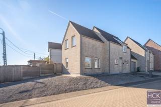 <strong>De ligging</strong><br />Uitstekend gelegen woning, in <strong>een doodlopende en kindvriendelijke woonwijk</strong> doch met optimale verbinding dankzij de 'Oudenaardsesteenweg' tot het centrum van Kruishoutem dewelke zich vlakbij bevindt en voorzien is van allerhande winkels en overige faciliteiten. De naburige gemeenten (Waregem, Oudenaarde, Deinze, Zulte, Nazareth, Gavere...) zijn allen vlot bereikbaar. Centrumsteden Gent-Kortrijk zijn beiden te bereiken op nog geen 30 min. rijden dankzij de vlotte verbinding met het op- & afrittencomplex van de E17 (afrit 6 Kruishoutem). Kortom, een woning met <strong>goede bereikbaarheid</strong>!<br /><br /><strong>De woning</strong><br />De woning werd opgericht in 2011 en staat op een perceel van 345 m² groot. Dankzij zijn recente bouwjaar kunnen we hier spreken van een asbestveilige en energiezuinige woning. De woning is voorzien van de nodige armaturen en gordijnen, wat ze meteen instapklaar maakt.<br /><br /><strong>De indeling</strong><br />Gelijkvloers: inkom - gastentoilet - ruime leefruimte (zithoek/eethoek) - keuken - keukenberging;<br />Verdieping: nachthal - 3 slaapkamers - badkamer - afzonderlijk toilet;<br />Zolder, tuin met terras en tuinberging.<br /><br /><strong>Kenmerken</strong><br />- oppervlakte perceel: 345 m²<br />- bruikbare vloeroppervlakte woning: 133 m² (cf. EPC)<br />- PVC raamprofielen en HR-glas<br />- CV via aardgas en condenserende ketel<br />- EPC: 149 kWh/m² jaar - B-label<br /><br /><strong>Troeven</strong><br />- recente woning!<br />- centrale ligging!<br />- voorzien van armaturen en gordijnen!<br /><strong>- energiezuinig!</strong><br /><br />Beschikbaarheid: 01/09/2026 of vanaf 01/07/2026 otk huidige huurder<br /><br />Voor meer informatie of een bezoek ter plaatse <strong>reageer via het contactformulier </strong>