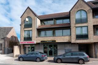 Dit ruime tweeslaapkamer appartement bevindt zich op de 2de verdieping van Res. Jean I in het centrum van Knesselare.Op wandelafstand vind je alles...