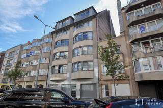 Deze gemakkelijk bereikbare binnenstaanplaats te huur is gelegen in de Paul Parmentierlaan 213 in centrum Knokke.Afmetingen van de...