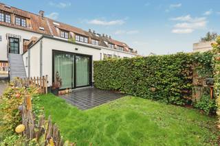 <p><span>Centraal gelegen in het centrum van Schilde, op wandelafstand van winkels, scholen en openbaar vervoer, bevindt zich dit gelijkvloers appartement met terras en tuin. </span></p>
<p><span><br />Het appartement maakt deel uit van een kleinschalig gebouw met slechts vier wooneenheden, die elk over een eigen, afzonderlijke toegang beschikken. Het ontbreken van een lift draagt bij tot de lage gemeenschappelijke kosten.</span></p>
<p><span><br />Tussen de twee gelijkvloerse appartementen bevindt zich een doorgang naar de achterliggende garageboxen en de gemeenschappelijke fietsenberging.</span></p>
<p><span><br />Het appartement is momenteel verhuurd en vormt hierdoor eveneens een interessante opportuniteit voor investeerders.</span></p>
<br /><br /><span><strong>Indeling</strong></span><br /><br />
<p><span>Via de overdekte inrit heeft u een rechtstreekse en privatieve toegang tot het appartement.</span></p>
<br />
<p><span>De inkomhal met vestiaire en gastentoilet - aangename leefruimte ingedeeld in een salon en met open ingerichte keuken.</span></p>
<p><span><br />De nachthal leidt naar twee slaapkamers, waarvan één momenteel is ingericht als bureau. Vanuit de tweede slaapkamer heeft u rechtstreeks toegang tot het terras en de tuin.</span></p>
<p><span><br />De badkamer is uitgerust met een wastafel en douche. Tevens zijn hier de aansluitingen voor een wasmachine en droogkast voorzien.</span></p>
<p><span><br />De volledig omheinde, oostelijk georiënteerde tuin biedt de nodige privacy en geeft rechtstreeks toegang tot de achterliggende privatieve garagebox.</span></p>
<p><span><br />Deze garagebox is afzonderlijk aan te kopen voor € 32.500 en is niet inbegrepen in de vraagprijs.</span></p>
<br /><br /><span><strong>Bijzonderheden</strong></span><br /><br />- aparte toegang <br />- vloerverwarming op aardgas<br />- dubbele beglazing <br />- lage gemeenschappelijke kosten<br />- kleinschalig gebouw<br />- EPC - label A - E40<br /><br />Vg-Wg-Gvvv-Gvkr-Gmo-Gworg