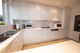 Deze woning werd in 2010 opgefrist en wordt op heden gebruikt als praktijkruimte door de centrale, zichtbare ligging.<br /><br />De stevige, ruime woning beschikt over voortuintje en 3 volwaardige slaapkamers.<br />De klassevolle inkomhal verdeelt de de living in een eetkamer met open keuken en een zitkamer of praktijkruimte/bureau.<br />De woning telt 3 slaapkamers en badkamer op de eerste verdieping. Er zijn 2 toiletten. Er is een droge kelder en berging achteraan.<br />De carport achteraan kan 2 auto's herbergen.<br /><br />Extra troeven:<br />-stevige kuip<br />-ruime, af te werken zolder<br />-pvc- schrijnwerk met dubbel glas<br />-cv op aardgas met viessman-ketel, Epc-label: C<br />-Elektrische installatie conform het AREI<br /><br />Alles bevindt zich werkelijk op wandelafstand!<br /><br />Opgelet: de huurovereenkomst start met een BEPAALDE DUUR van 1JAAR, met mogelijkheid tot verlenging;<br /><br />Vraag nu uw bezoek aan via lisa@immoroba.be.