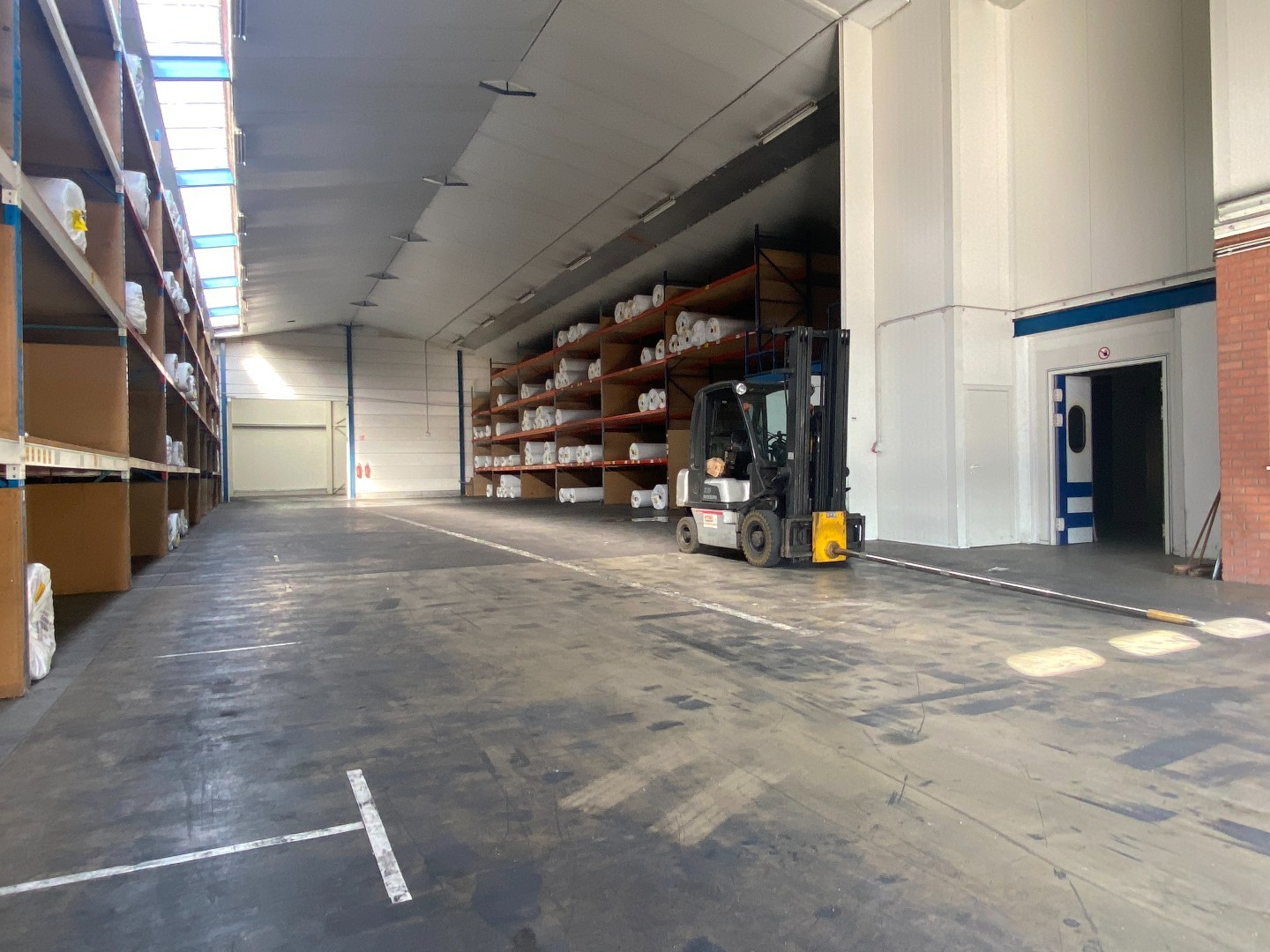 Grote loods (1195m²) met diverse mogelijkheden in een industriezone. - foto 3